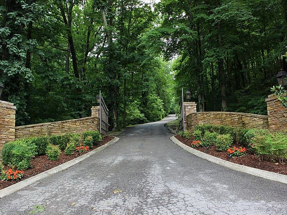 2nd image of 740 Valhalla Ln