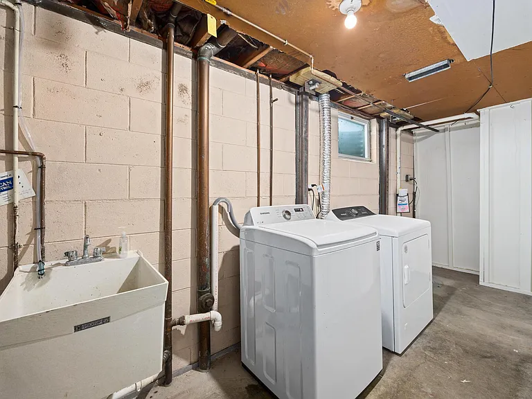 2526 W Huntington Dr — Photo 33