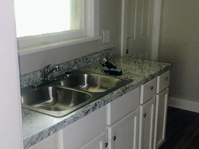 2465 Lawton Ave — Photo 13