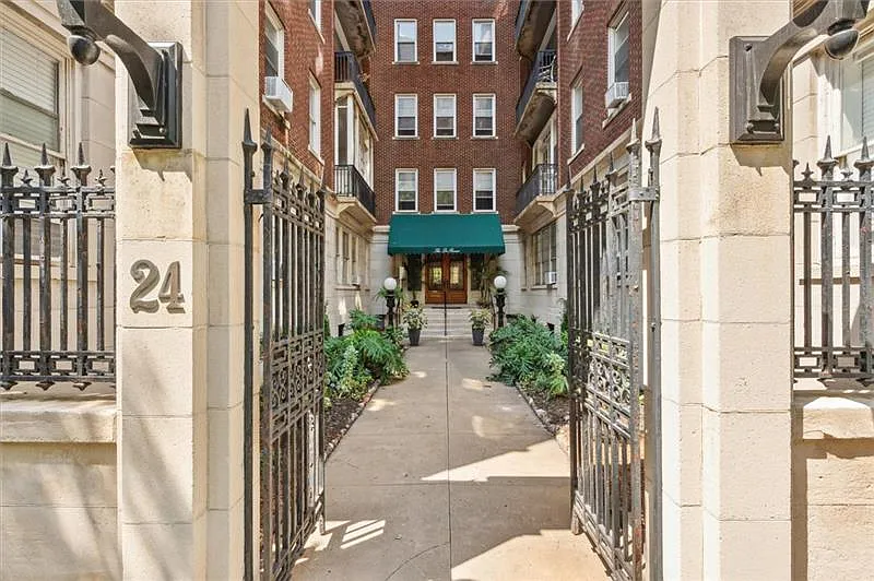 2 bed, 933 sqft, $2,600 — Photo 4