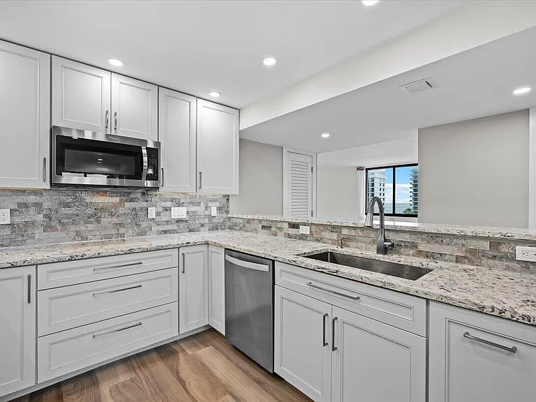 911 Ocean Dr #601 — Photo 15