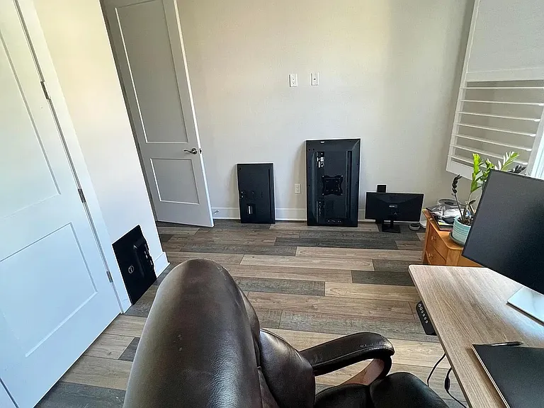 2084 Paragon Cir E — Photo 2
