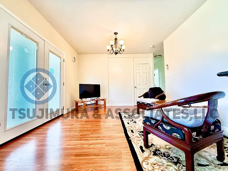 2323 E Manoa Rd — Photo 2
