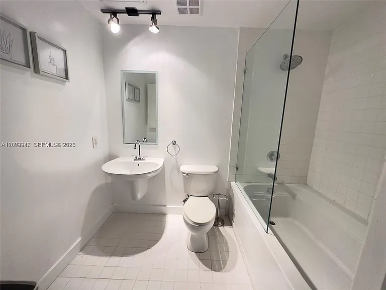 10 SW South River Dr #1607 — Photo 8