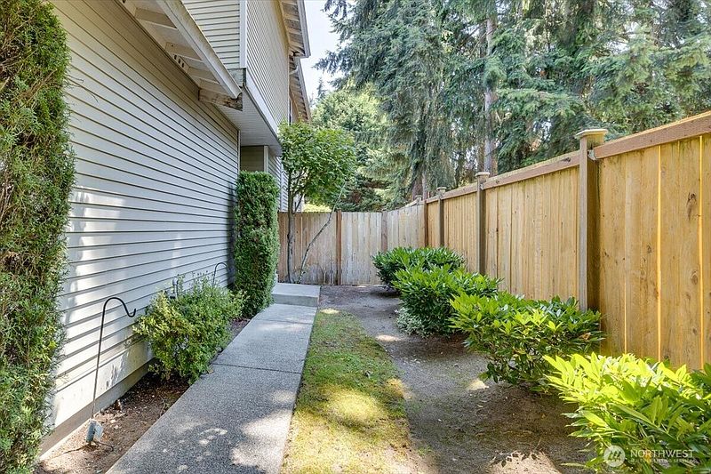 3rd image of 1526 121 Street SW