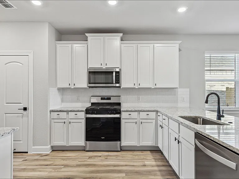 929 Emerson Dr — Photo 6