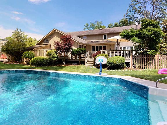 3rd image of 15 Magnolia Ln