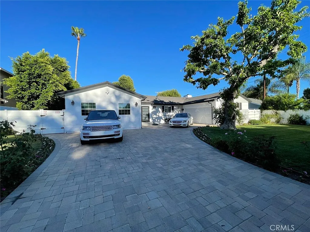 6 bed, 4276 sqft, $13,950 — Photo 2