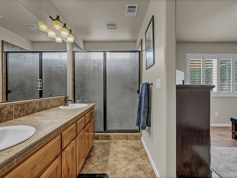2435 N Crowe St — Photo 37