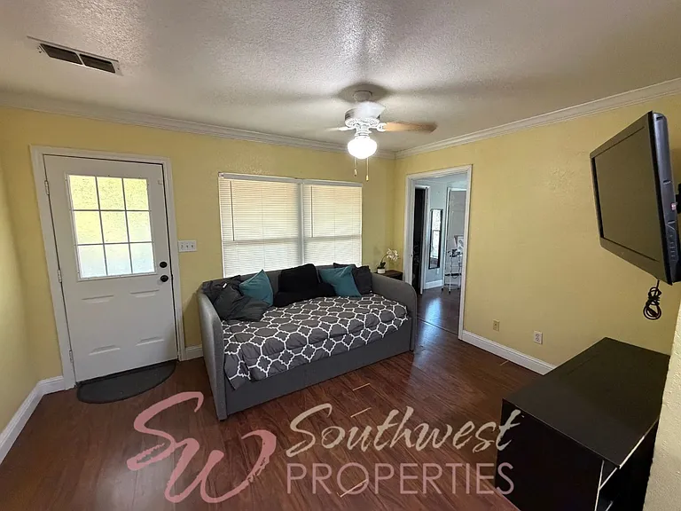 979 W Pecan St — Photo 6