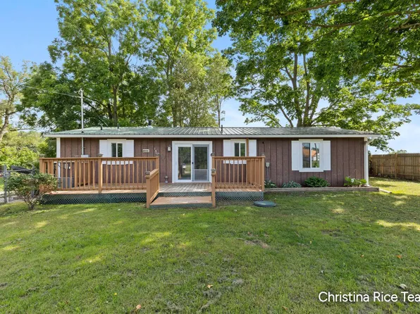 15133 2nd St, Howard City, MI 49329