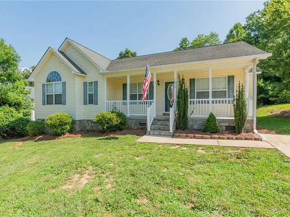 1056 Charter Oaks Dr, Randleman, NC 27317