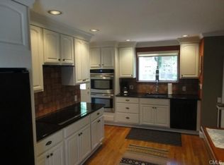 32 Sunset Hill Dr, Monroe, CT 06468