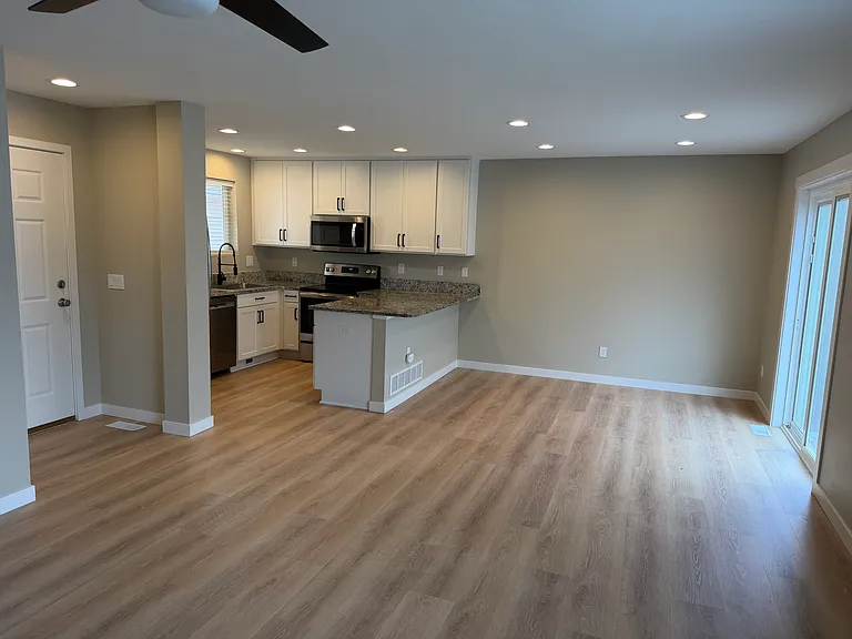 2350 Jeanette Way — Photo 2