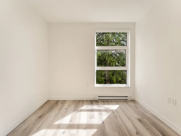 2762 Lonsdale Ave — Photo 56
