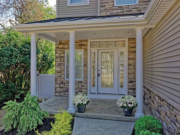 2nd image of 9 Willowdale Ter