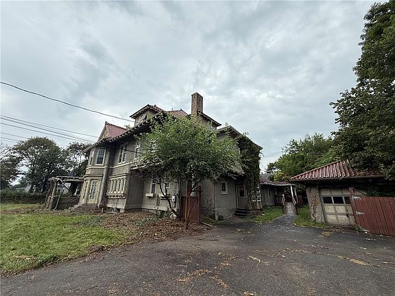 2nd image of 301 Grove St