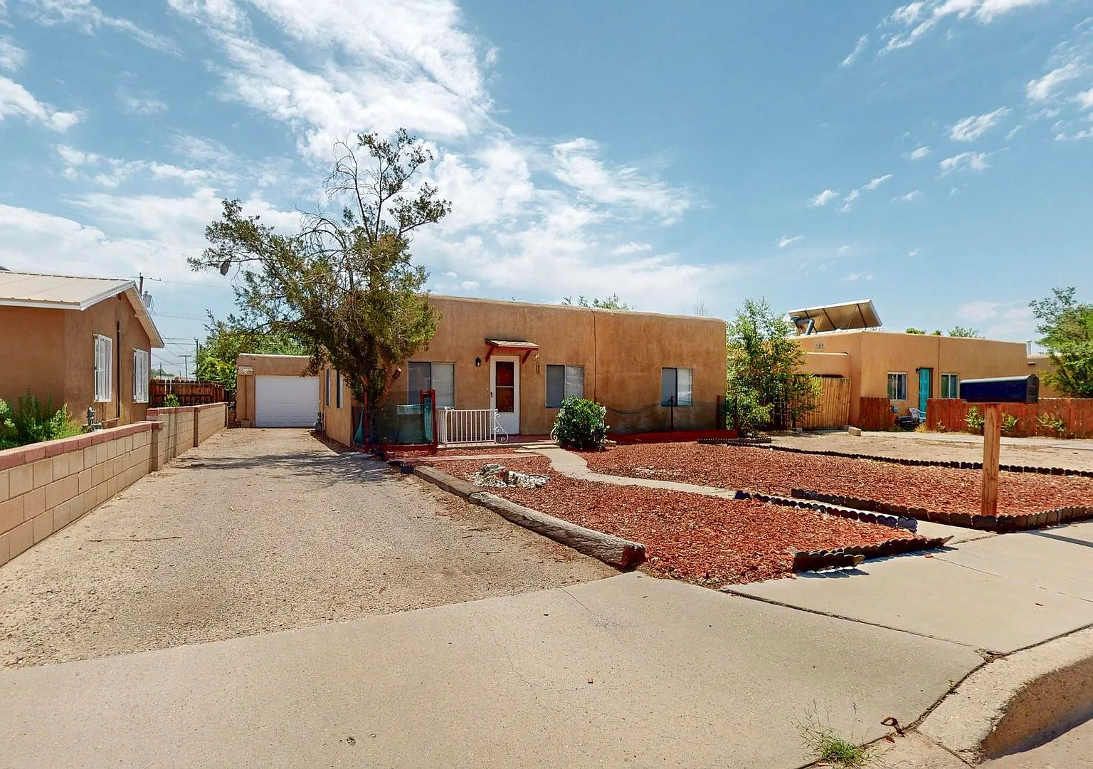 Near North Valley Pueblo 2 Bedroom 1 Bath With Garage — Photo 3