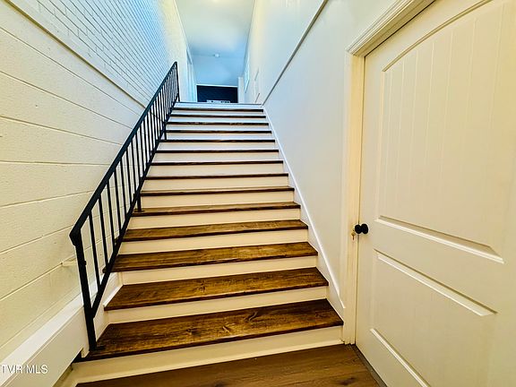 4th image of 2 Rovan Cir