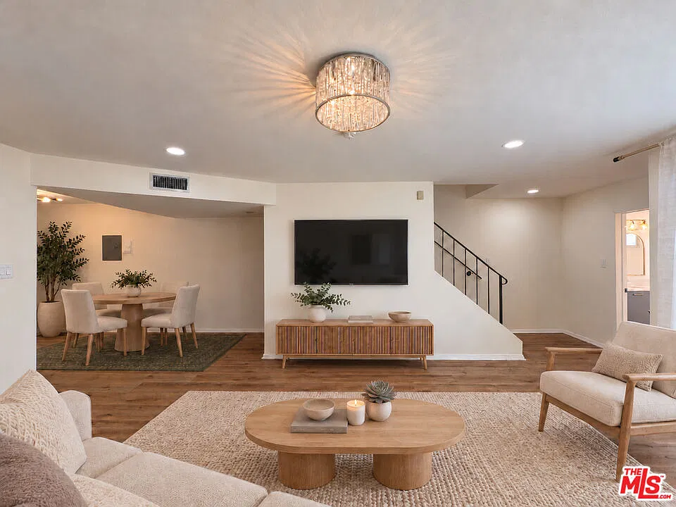 2 bed, 2.5 bath, 1331 sqft, $3,000 — Photo 2