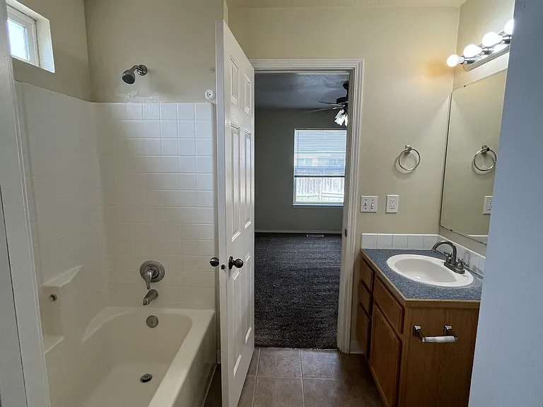 14320 Tara St — Photo 18