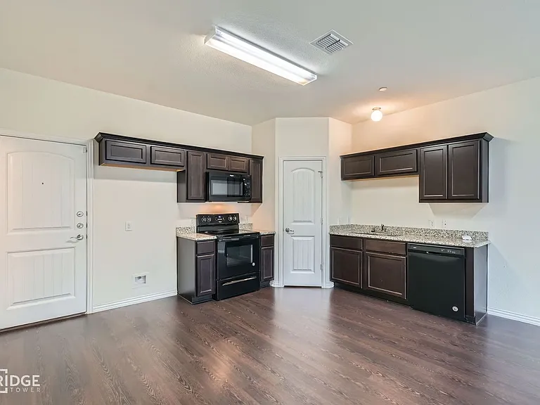 1349 Lake Crest Ln — Photo 5