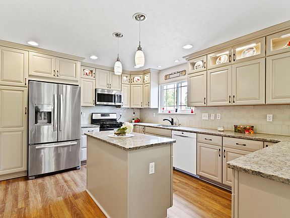 2nd image of 288 Lansdowne Dr