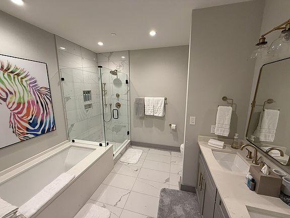 4th image of 216 W 8th St #409