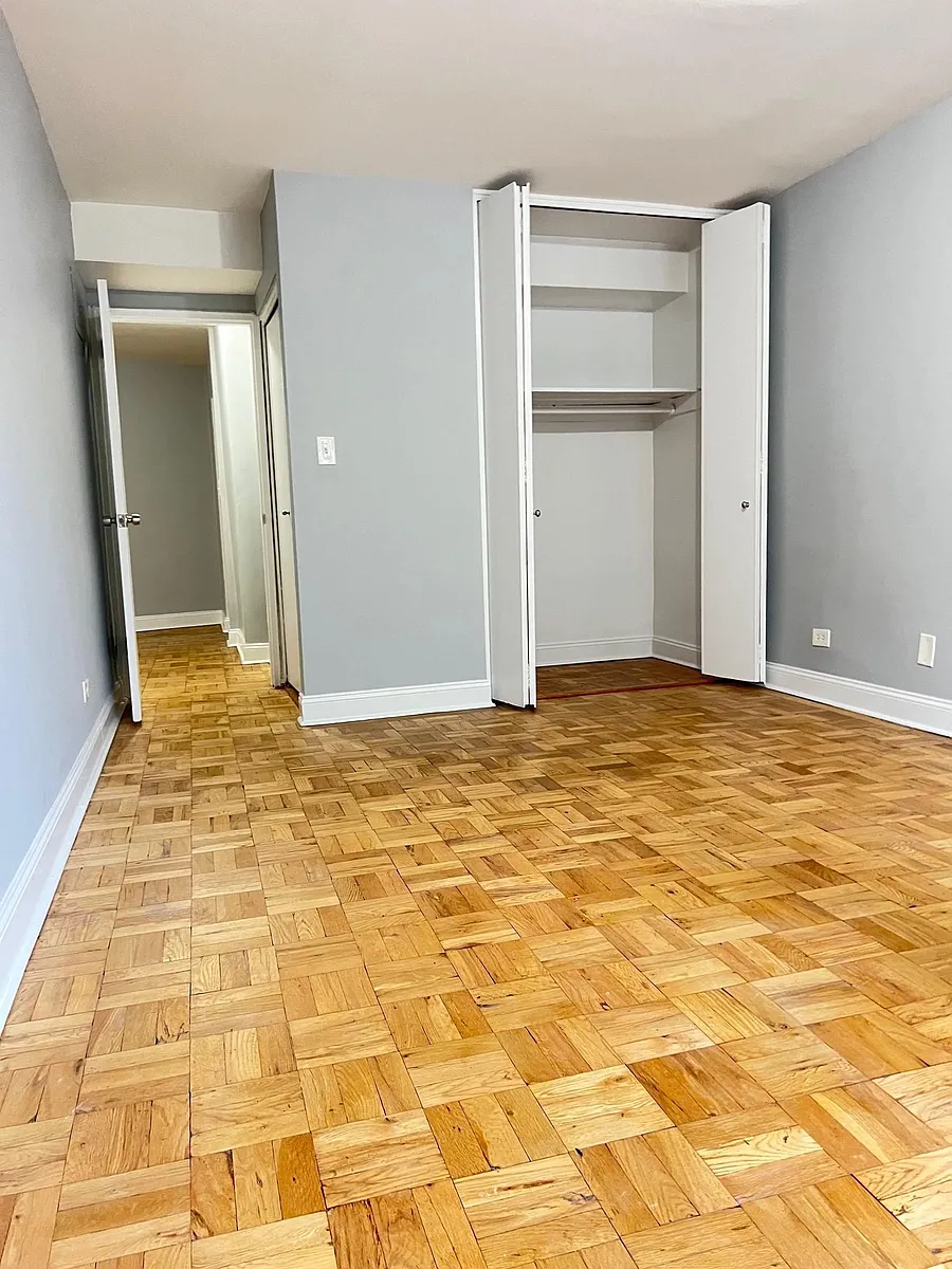 Building Photo - 170 E 206th St #1R