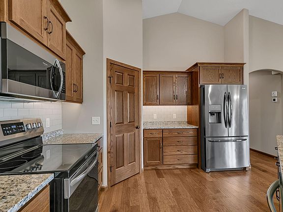 5th image of 1136 Lanigan Way SW