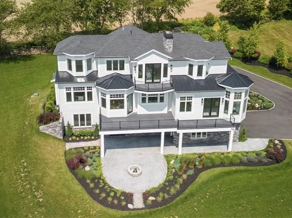 423 Vanderbilt Ln, Portsmouth, RI 02871