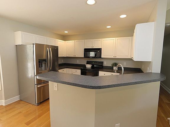 4th image of 125 Castlerock Dr