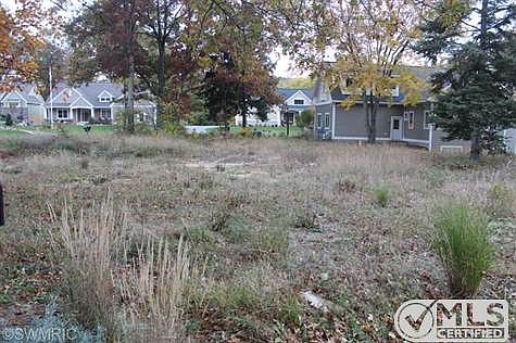 5th image of 323 Lakeshore Dr S