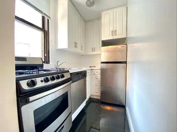 130 East 24th Street image 4 of 6