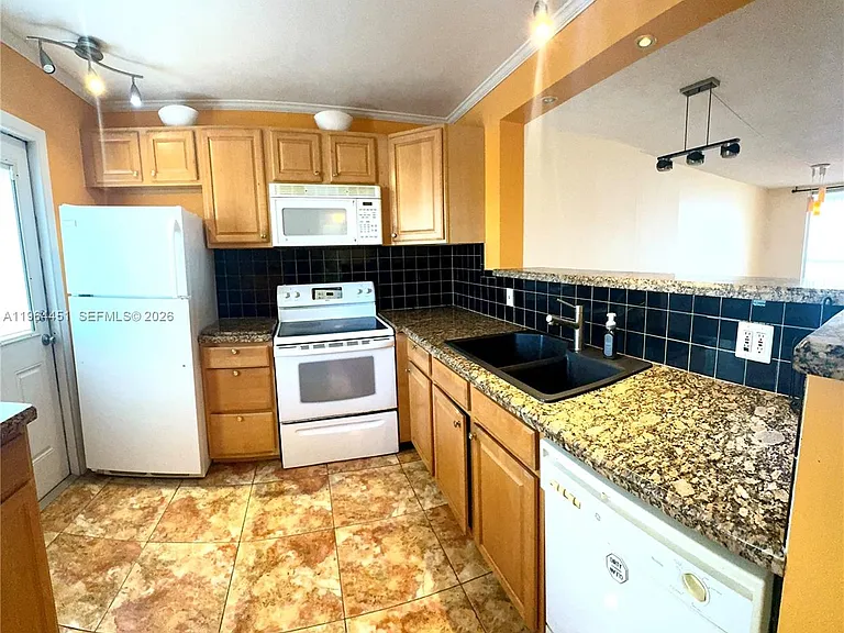 609 NE 14th Ave #706 — Photo 6