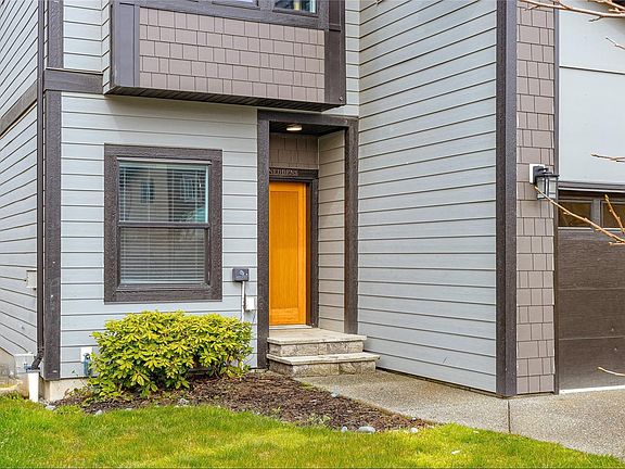 3rd image of 17 Saanich Ridge Dr