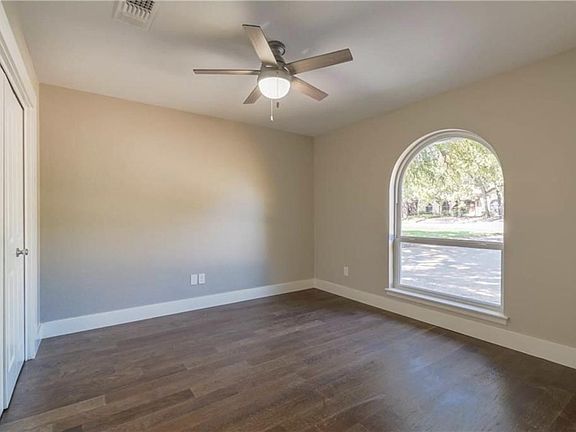 3rd image of 4704 Woodside Dr