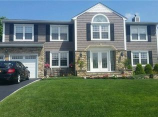 3 Paddock St, Holbrook, NY 11741