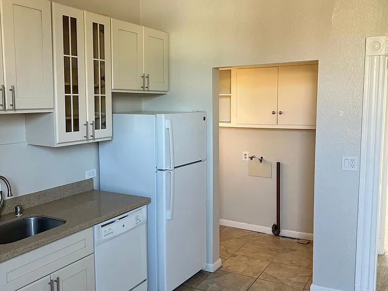1360 Clarke St #1360 — Photo 3