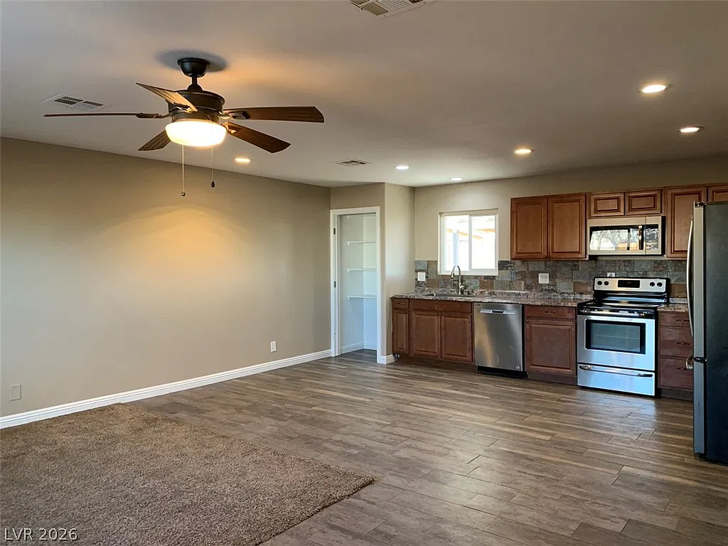3 bed, 1152 sqft, $1,800 — Photo 2