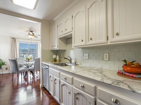 4th image of 600 N Claremont St APT 1