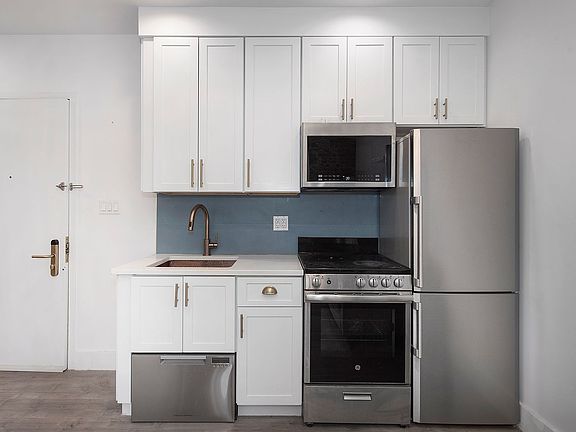 2nd image of 326 Bedford Ave #B6n