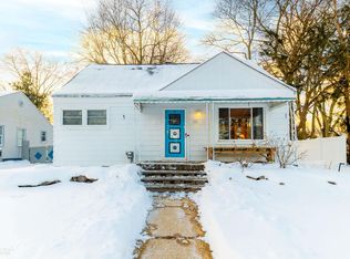 330 S Roslyn Rd, Waterford, MI 48328