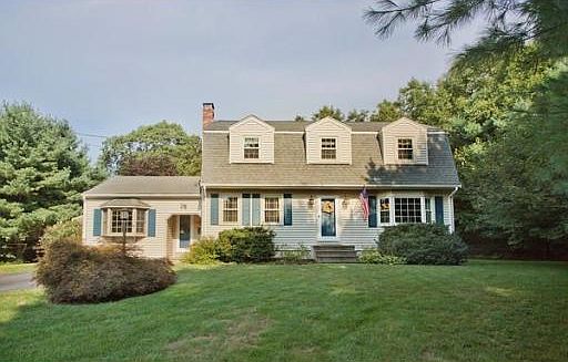 4th image of 20 Robert Topham Dr