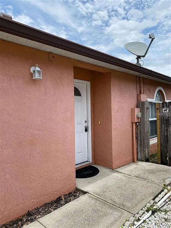 3 bed, 2.0 bath, 1273 sqft, $2,100 — Photo 3
