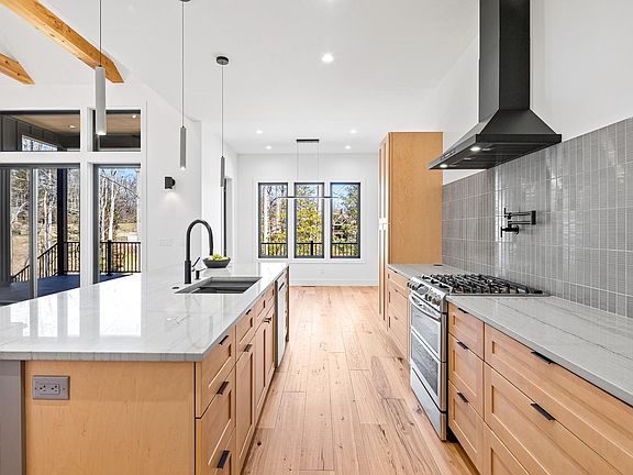 4th image of 32 Copper Mill Ct