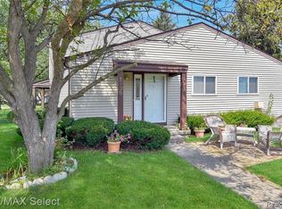 1139 Green Meadows Dr, Grand Blanc, MI 48439
