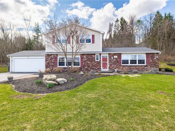 51 Williamsburg Dr, Fairport, NY 14450