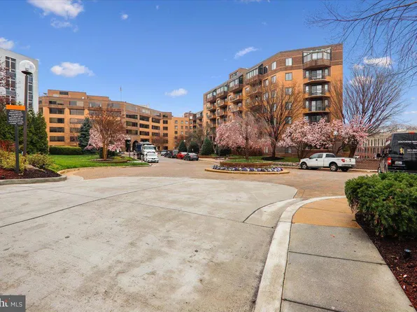 2111 Wisconsin Ave NW APT 623, Washington, DC 20007