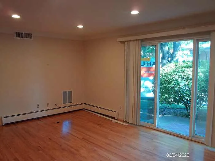 2 bed, 1.0 bath, 900 sqft, $2,200 — Photo 2
